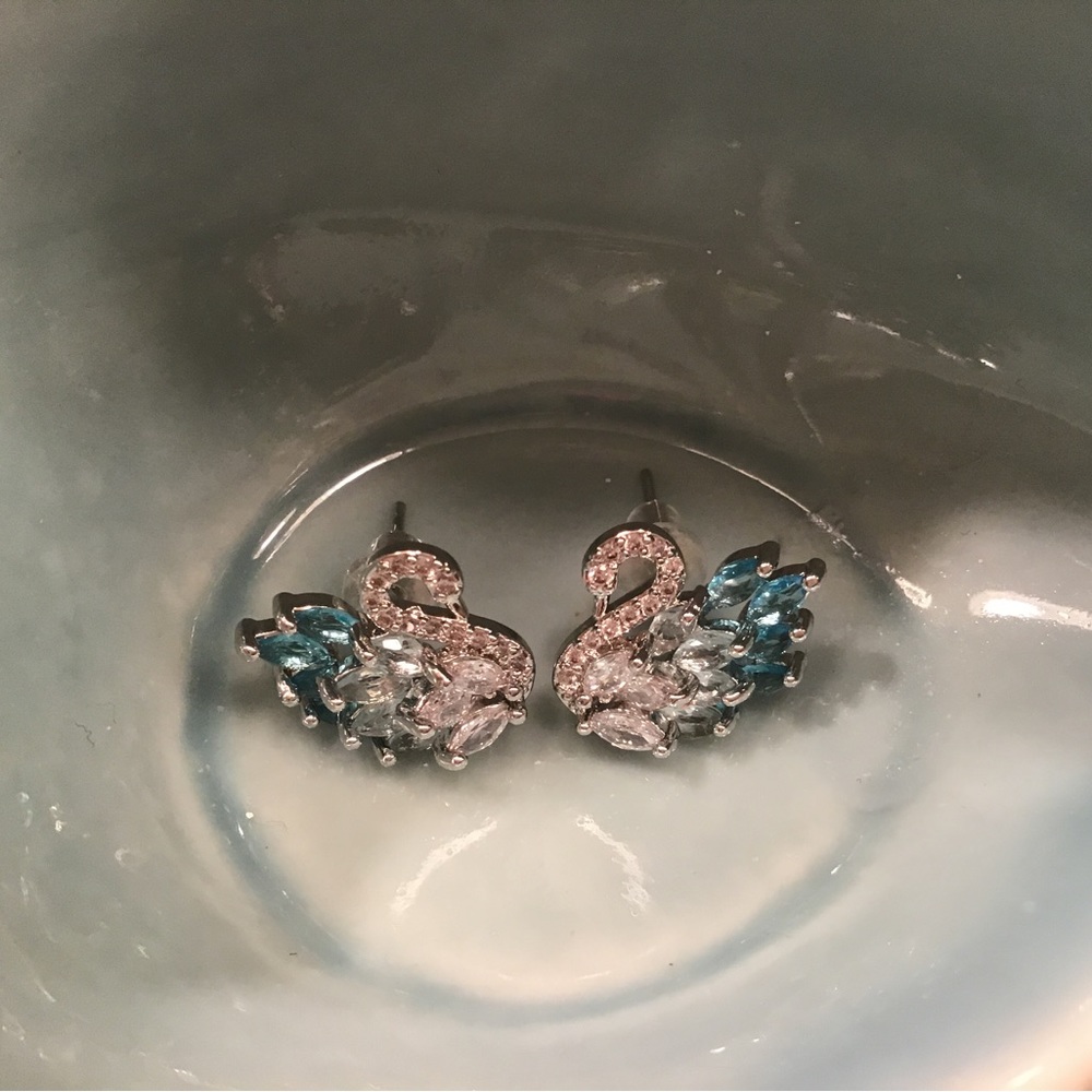 🎱[2/$36.00]🎱 Swan Earrings
